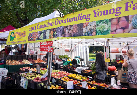 Les gens du shopping à Klippers Organics stand à la Vancouver Farmers Market à Trout Lake Park dans l'Est de Vancouver. L'automne 2015 Banque D'Images