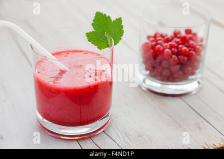 Groseillier rouge frais et sain dans un verre de smoothie Banque D'Images