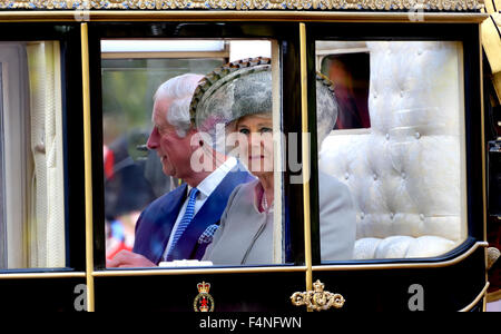 Londres Oct 20th 2015. Le Prince Charles et la duchesse de Cornwall dans un chariot de cérémonie sur le Mall pour le président chinois Xi J Banque D'Images