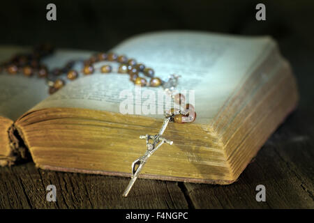 Rosaire et de bible sur la table de nuit en bois vintage closeup Banque D'Images