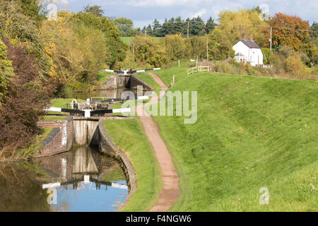 L'automne sur le canal près de Birmingham & Worcester Tardebigge, Worcestershire, Angleterre, RU Banque D'Images