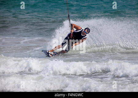 Kiteboarder faire du surf dans l'eau. Vietnam Banque D'Images