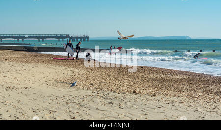Surfers dans la mer à Boscombe, Dorset. Prise le 30 septembre 2015. Banque D'Images