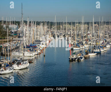 Lymington Yacht Haven Lagoon et marinas sur la rivière Lymington, Hampshire, England, UK Banque D'Images