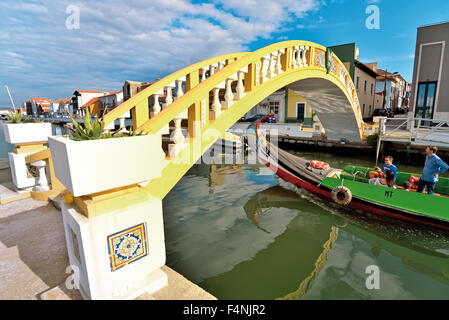 Le Portugal, Aveiro : Moliceiro traditionnel bateau avec les touristes de passage de pont canal São Roque Banque D'Images