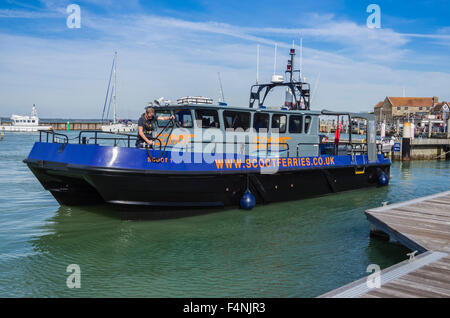 Scoot Ferries pied traversier pour passagers bateau dans le port de Yarmouth, à l'île de Wight, Angleterre, RU Banque D'Images