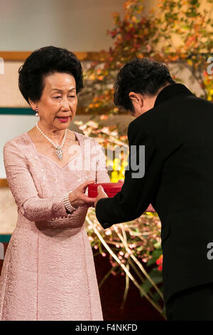 Tokyo, Japon. 21 Oct, 2015. Gagnant du peintre japonais Tadanori Yokoo reçoit une médaille de la princesse Hanako Hitachi du Japon au cours de la cérémonie de remise du 27e prix Praemium Imperiale le 21 octobre 2015, Tokyo, Japon. Le prix Praemium Imperiale sont un prix des arts global décerné chaque année depuis 1989 par la Japan Art Association dans cinq disciplines (peinture, sculpture, architecture, musique et théâtre/film). Credit : Rodrigo Reyes Marin/AFLO/Alamy Live News Banque D'Images