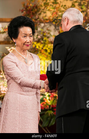 Tokyo, Japon. 21 Oct, 2015. Gagnant l'architecte français Dominique Perrault reçoit une médaille de la princesse Hanako Hitachi du Japon au cours de la cérémonie de remise du 27e prix Praemium Imperiale le 21 octobre 2015, Tokyo, Japon. Le prix Praemium Imperiale sont un prix des arts global décerné chaque année depuis 1989 par la Japan Art Association dans cinq disciplines (peinture, sculpture, architecture, musique et théâtre/film). Credit : Rodrigo Reyes Marin/AFLO/Alamy Live News Banque D'Images