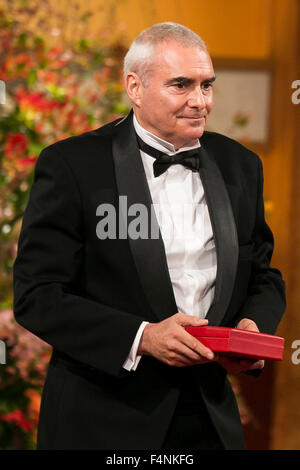 Tokyo, Japon. 21 Oct, 2015. Gagnant l'architecte français Dominique Perrault sourire après avoir reçu une médaille de la princesse Hanako Hitachi du Japon au cours de la cérémonie de remise du 27e prix Praemium Imperiale le 21 octobre 2015, Tokyo, Japon. Le prix Praemium Imperiale sont un prix des arts global décerné chaque année depuis 1989 par la Japan Art Association dans cinq disciplines (peinture, sculpture, architecture, musique et théâtre/film). Credit : Rodrigo Reyes Marin/AFLO/Alamy Live News Banque D'Images