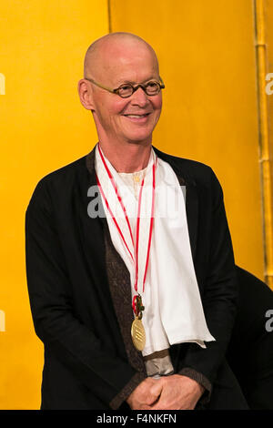 Tokyo, Japon. 21 Oct, 2015. Gagnant du sculpteur allemand Wolfgang Laib sourire après avoir reçu une médaille de la princesse Hanako Hitachi du Japon au cours de la cérémonie de remise du 27e prix Praemium Imperiale le 21 octobre 2015, Tokyo, Japon. Le prix Praemium Imperiale sont un prix des arts global décerné chaque année depuis 1989 par la Japan Art Association dans cinq disciplines (peinture, sculpture, architecture, musique et théâtre/film). Credit : Rodrigo Reyes Marin/AFLO/Alamy Live News Banque D'Images