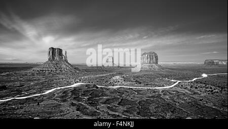 Photo en noir et blanc du Monument Valley avec sentiers de voiture la nuit, USA. Banque D'Images