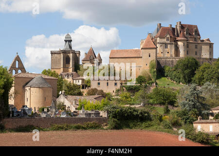 La liste 'de Biron' château, sa chapelle et le cimetière (France). Le château classé de Biron, sa chapelle et le cimetière. Banque D'Images