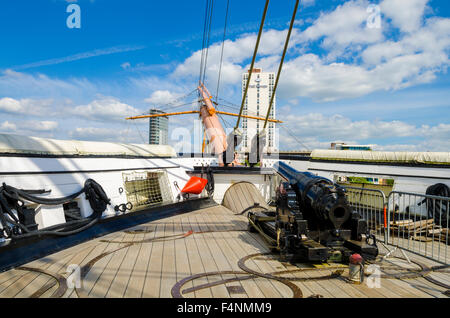 Le pont de la coque en fer victorien le HMS Warrior au chantier naval historique de Portsmouth, Hampshire, Angleterre. Banque D'Images