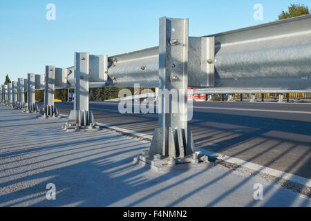 La sécurité barrière d'acier anodisé sur pont de l'autoroute Banque D'Images