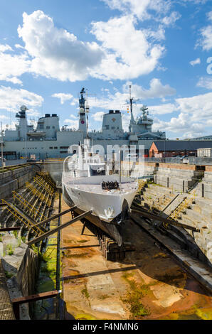 Le HMS M33 premier navire de guerre mondiale en cale sèche au chantier naval historique de Portsmouth, Hampshire, Angleterre. Banque D'Images