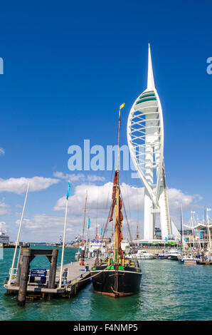 Spinnaker Tower avec vue sur le Solent à Gunwharf Quays, le port de Portsmouth, Hampshire, Angleterre. Banque D'Images