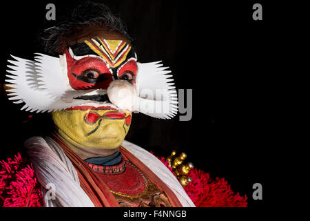 Un katakali est artiste posant avec l'ensemble de la composition de l'virabhatra personnage pour la pièce dhecheyagam Banque D'Images
