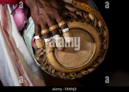 Les mains d'un batteur jouant son tambour pour le jeu gopalam santhana kathakali pendant la fête du temple de thriballor Banque D'Images