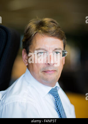 Le président du conseil de direction du ministère 'magasin Karstadt Warenhaus GmbH', Stephan Fanderl, est assis à son bureau dans un bureau au siège de la société à Essen, Allemagne, 21 octobre 2015. PHOTO : afp/VENNENBERND ROLF Banque D'Images