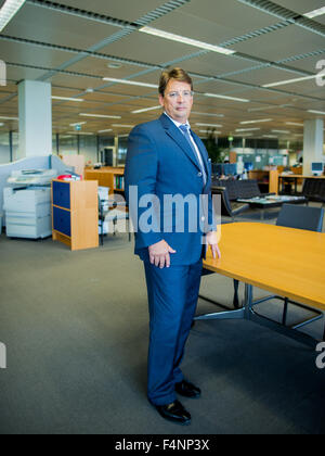 Le président du conseil de direction du ministère 'magasin Karstadt Warenhaus GmbH', Stephan Fanderl, se dresse dans un bureau au siège de la société à Essen, Allemagne, 21 octobre 2015. PHOTO : afp/VENNENBERND ROLF Banque D'Images