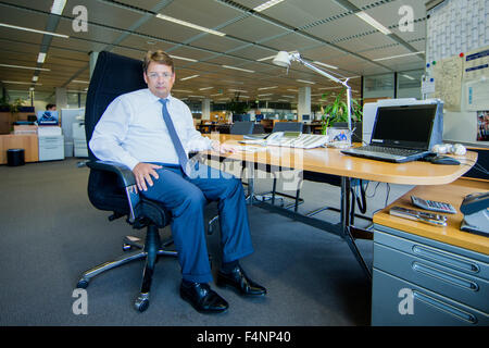 Le président du conseil de direction du ministère 'magasin Karstadt Warenhaus GmbH', Stephan Fanderl, est assis à son bureau dans un bureau au siège de la société à Essen, Allemagne, 21 octobre 2015. PHOTO : afp/VENNENBERND ROLF Banque D'Images