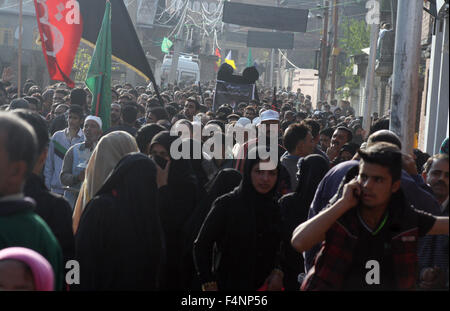 Srinagar, Cachemire indien : 21 octobre, 2015. Les dévots Musulmans chiites du Cachemire au cours d'une procession religieuse Mouharram Crédit : Sofi Suhail/Alamy Live News Banque D'Images