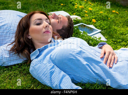 Deux personnes sieste sur pelouse Banque D'Images