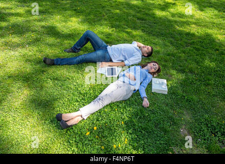 Deux personnes sieste sur pelouse Banque D'Images