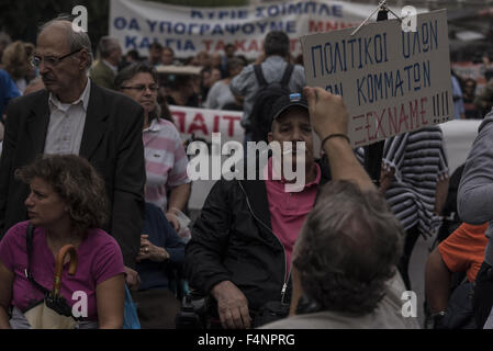 21 oct., 2015 - Les personnes handicapées et leurs auxiliaires, tenir des pancartes pour protester contre de nouvelles réductions des prestations d'invalidité. L'accord de renflouement pour aggreed récemment par le gouvernement grec met en œuvre de nouvelles réductions de la sécurité sociale. (Crédit Image : © Nikolas Georgiou via Zuma sur le fil) Banque D'Images