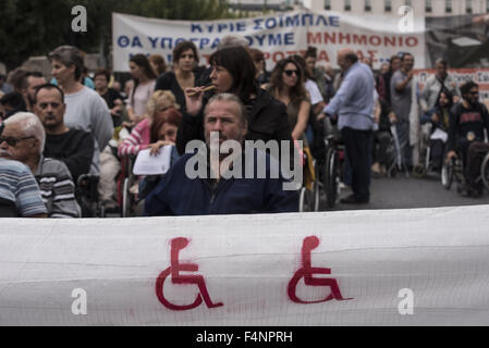 21 oct., 2015 - Les personnes handicapées et leurs auxiliaires, tenir des pancartes pour protester contre de nouvelles réductions des prestations d'invalidité. L'accord de renflouement pour aggreed récemment par le gouvernement grec met en œuvre de nouvelles réductions de la sécurité sociale. (Crédit Image : © Nikolas Georgiou via Zuma sur le fil) Banque D'Images