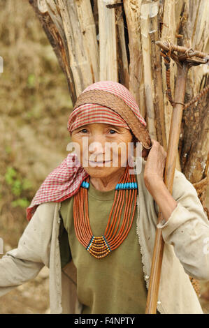 Le Nagaland, Inde - Mars 2012 : vieille femme porte en charge de manière traditionnelle au Nagaland, Inde. Rédaction documentaire. Banque D'Images