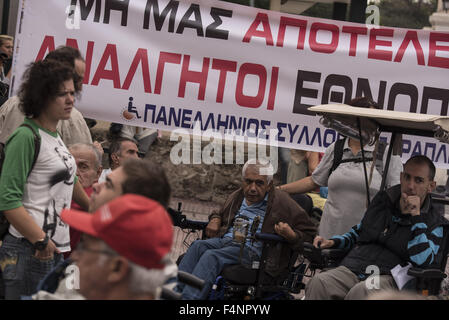 21 oct., 2015 - Les personnes handicapées et leurs auxiliaires, tenir des pancartes pour protester contre de nouvelles réductions des prestations d'invalidité. L'accord de renflouement pour aggreed récemment par le gouvernement grec met en œuvre de nouvelles réductions de la sécurité sociale. (Crédit Image : © Nikolas Georgiou via Zuma sur le fil) Banque D'Images