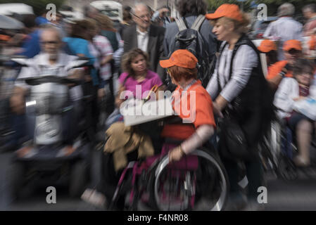 21 oct., 2015 - Les personnes handicapées et leurs auxiliaires, tenir des pancartes pour protester contre de nouvelles réductions des prestations d'invalidité. L'accord de renflouement pour aggreed récemment par le gouvernement grec met en œuvre de nouvelles réductions de la sécurité sociale. (Crédit Image : © Nikolas Georgiou via Zuma sur le fil) Banque D'Images