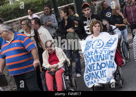 21 oct., 2015 - Les personnes handicapées et leurs auxiliaires, tenir des pancartes pour protester contre de nouvelles réductions des prestations d'invalidité. L'accord de renflouement pour aggreed récemment par le gouvernement grec met en œuvre de nouvelles réductions de la sécurité sociale. (Crédit Image : © Nikolas Georgiou via Zuma sur le fil) Banque D'Images