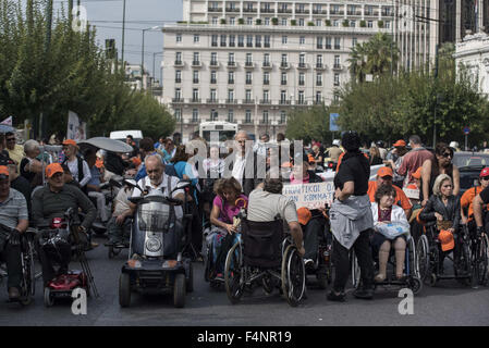 21 oct., 2015 - Les personnes handicapées et leurs auxiliaires, tenir des pancartes pour protester contre de nouvelles réductions des prestations d'invalidité. L'accord de renflouement pour aggreed récemment par le gouvernement grec met en œuvre de nouvelles réductions de la sécurité sociale. (Crédit Image : © Nikolas Georgiou via Zuma sur le fil) Banque D'Images