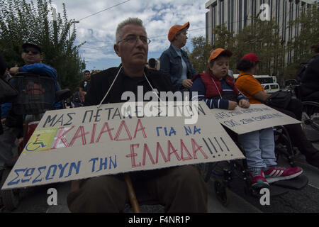 21 oct., 2015 - Les personnes handicapées et leurs auxiliaires, tenir des pancartes pour protester contre de nouvelles réductions des prestations d'invalidité. L'accord de renflouement pour aggreed récemment par le gouvernement grec met en œuvre de nouvelles réductions de la sécurité sociale. (Crédit Image : © Nikolas Georgiou via Zuma sur le fil) Banque D'Images