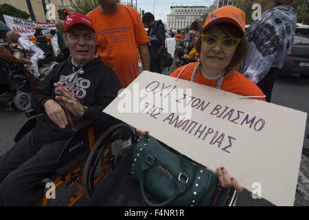 21 oct., 2015 - Les personnes handicapées et leurs auxiliaires, tenir des pancartes pour protester contre de nouvelles réductions des prestations d'invalidité. L'accord de renflouement pour aggreed récemment par le gouvernement grec met en œuvre de nouvelles réductions de la sécurité sociale. (Crédit Image : © Nikolas Georgiou via Zuma sur le fil) Banque D'Images