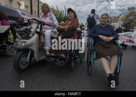 21 oct., 2015 - Les personnes handicapées et leurs auxiliaires, tenir des pancartes pour protester contre de nouvelles réductions des prestations d'invalidité. L'accord de renflouement pour aggreed récemment par le gouvernement grec met en œuvre de nouvelles réductions de la sécurité sociale. (Crédit Image : © Nikolas Georgiou via Zuma sur le fil) Banque D'Images