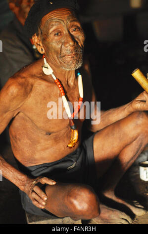 Le Nagaland, Inde - Mars 2012 : Vieil homme avec collier traditionnel et visage peint au Nagaland, région reculée de l'Inde. Documentar Banque D'Images