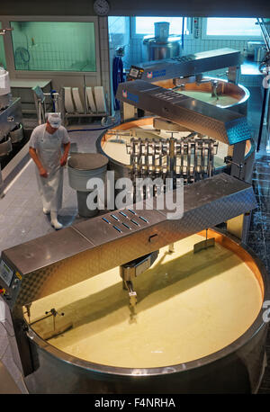 Gruyère, SUISSE - 31 décembre 2014 : équipé de façon moderne, zone de traitement de l'usine de fromage gruyère Banque D'Images