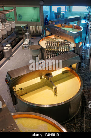 Cuves et rondes dans la salle de fabrication du fromage. La Maison du Gruyère (fromagerie) dans la ville historique de Gruyères dans le canton Banque D'Images