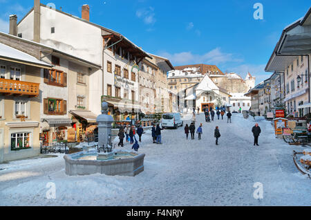 Gruyère, SUISSE - 31 décembre 2014 : place du marché dans le centre de Gruyeres village. C'est l'un des lieux les plus célèbres en Suisse et donne son nom au célèbre fromage gruyère Banque D'Images