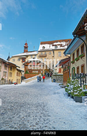 Vue sur la rue principale de la ville suisse Gruyeres (Suisse) Décorées pour Noël. Le Gruyère est un lieu touristique important et donne son nom au célèbre fromage gruyère Banque D'Images