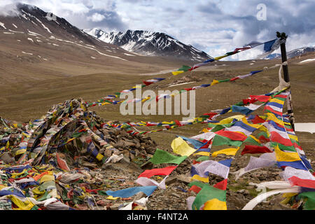 L'Inde, l'Himachal Pradesh, haut col Baralacha, drapeaux de prière bouddhiste à summit Banque D'Images