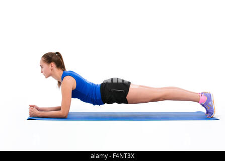 Portrait d'une femme fitness planche faire exerises isolé sur fond blanc Banque D'Images