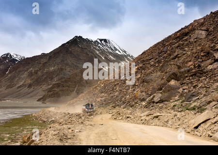 L'Inde, l'Himachal Pradesh, Col Baralacha Leh-Manali, autoroute, Indian Oil Tanker passant par éboulement Banque D'Images