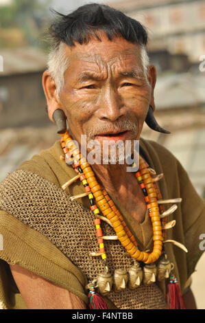 Le Nagaland, Inde - Mars 2012 : tenue traditionnelle de chasseur de Naga au Nagaland, région reculée de l'Inde. Rédaction documentaire. Banque D'Images