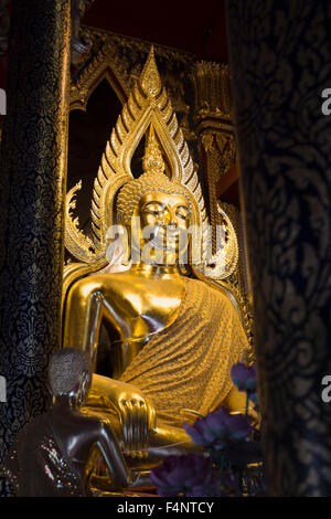 Statue de Bouddha en or, Bouddha Phra Phuttha Chinnarat dans le temple de Wat Phra Sri Rattana Mahathat, Phitsanulok, Thaïlande Banque D'Images