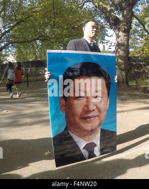 Les lignes Pro partisan chinois commercial avec un poster du président chinois Xi Jinping, qui a rencontre avec la reine au palais de Buckingham au cours de sa visite de quatre jours au Royaume-Uni Banque D'Images