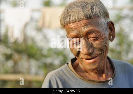 Le Nagaland, Inde - Mars 2012 : Portrait de vieil homme à visage peint traditionnel au Nagaland, région reculée de l'Inde. Film Banque D'Images